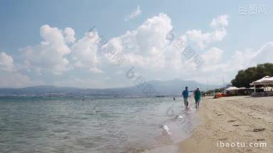 一对年轻的情侣在海滩边<strong>手牵手</strong>跑步，享受着他们的夏天